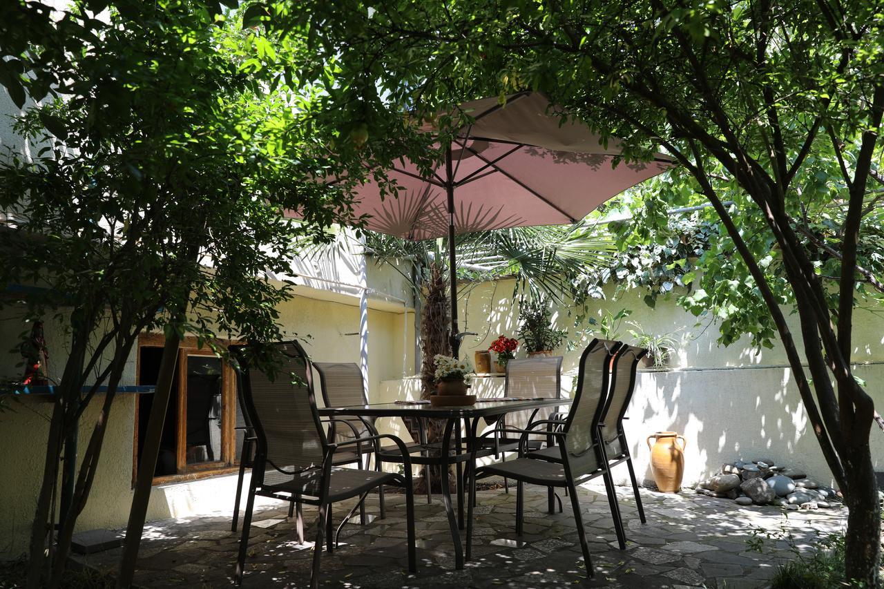 4Bd Appartaments With Cozy Garden Tbilisi Exterior photo