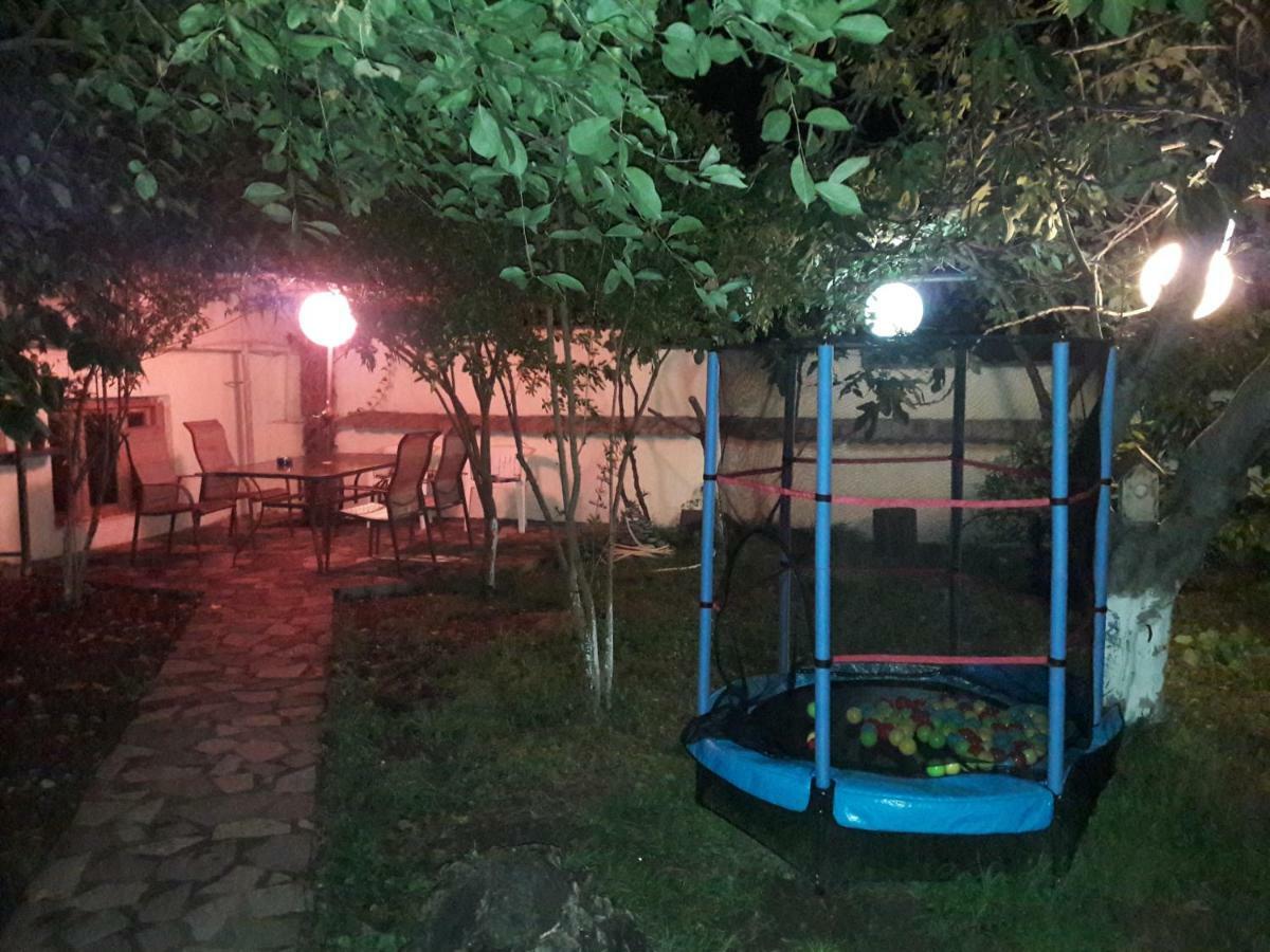 4Bd Appartaments With Cozy Garden Tbilisi Exterior photo